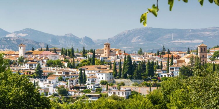 Conheça a cidade onde a população mora em cavernas até hoje