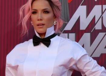 Conheça a trajetória de Halsey até conquistar um patrimônio surpreendente