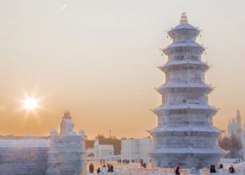 Conheça a cidade que usa gelo como material de construção durante o ano todo