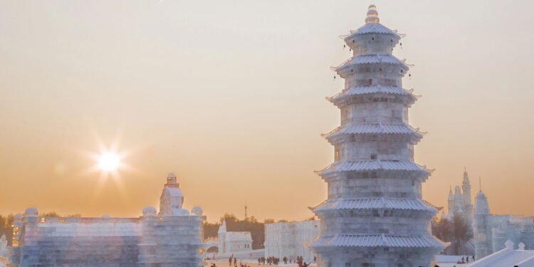 Conheça a cidade que usa gelo como material de construção durante o ano todo