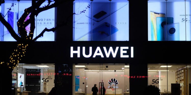 Huawei prepara celular com tela rolável, entenda