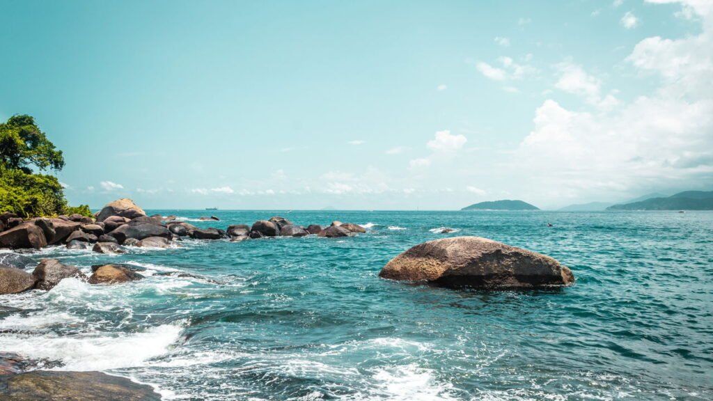 A ilha marítima brasileira que encanta com mais de 40 praias incríveis