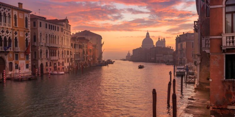 Conheça a cidade onde os moradores se comunicam por espelhos