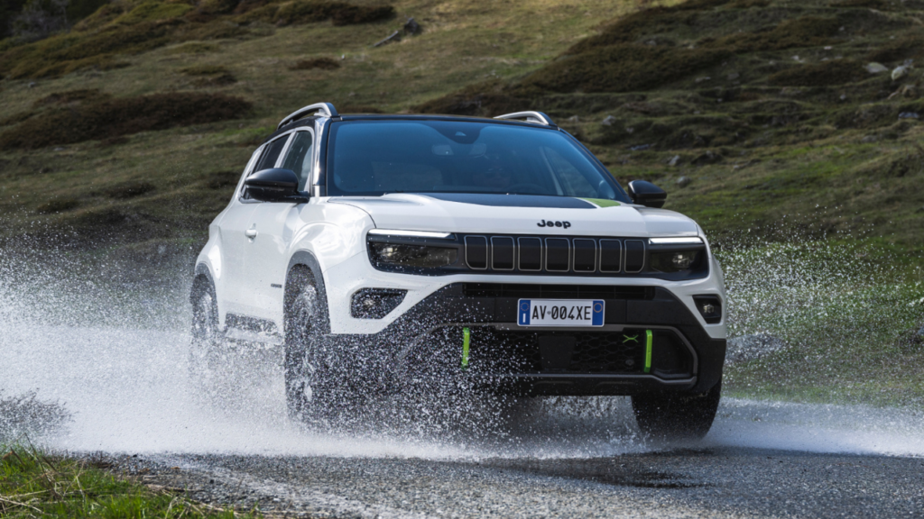 Nova versão híbrida do Jeep Avanger causa expectativa para chegada no Brasil
