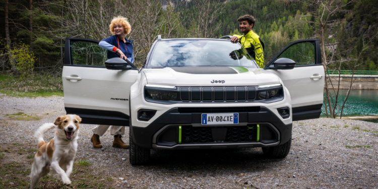 Nova versão híbrida do Jeep Avanger causa expectativa para chegada no Brasil