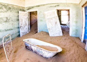 Conheça a cidade que está sendo engolida pela areia