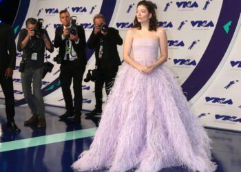 Lorde se reinventa e se torna a artista mais bem paga de 2025!