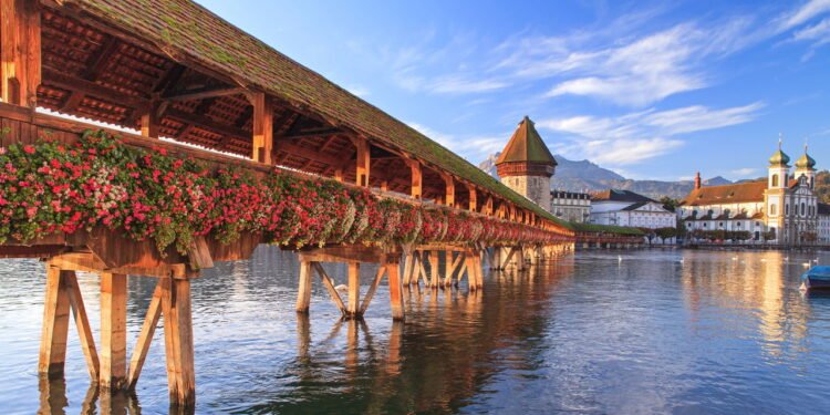 Conheça a cidade onde todas as pontes são de madeira