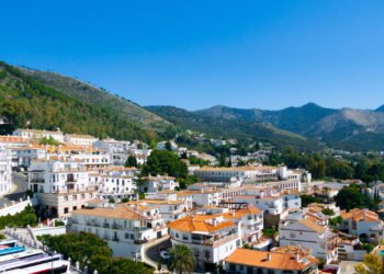 O vilarejo onde todas as casas são pintadas de branco para espantar o calor
