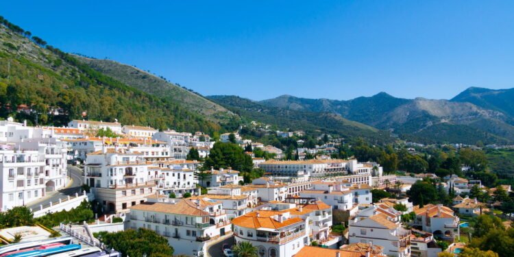 O vilarejo onde todas as casas são pintadas de branco para espantar o calor