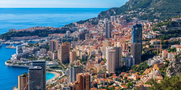 Conheça a cidade que é um país ao mesmo tempo