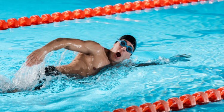 Natação supera corrida e academia? Estudos apontam qual exercício é mais completo