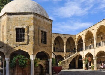 Conheça a cidade que vive dividida por um muro