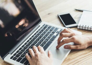 Esses são os riscos de manter o notebook sempre na tomada