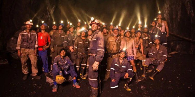Conheça o filme que conta a história dos 33 mineradores chilenos que ficaram presos