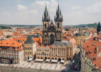 Conheça a cidade onde as placas de trânsito são obras de arte