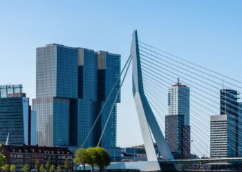 A cidade com casas empilhadas em blocos como peças de Tetris