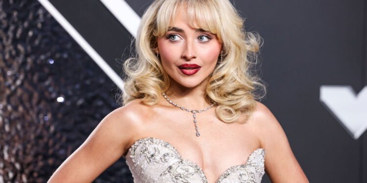 Sabrina Carpenter alcançou o topo e acumulou patrimônio milionário