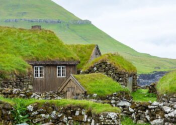 Conheça o vilarejo onde as casas são todas cobertas de grama