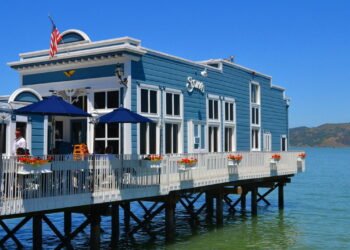 Conheça a cidade onde os moradores vivem em casas flutuantes
