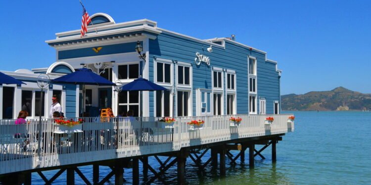 Conheça a cidade onde os moradores vivem em casas flutuantes