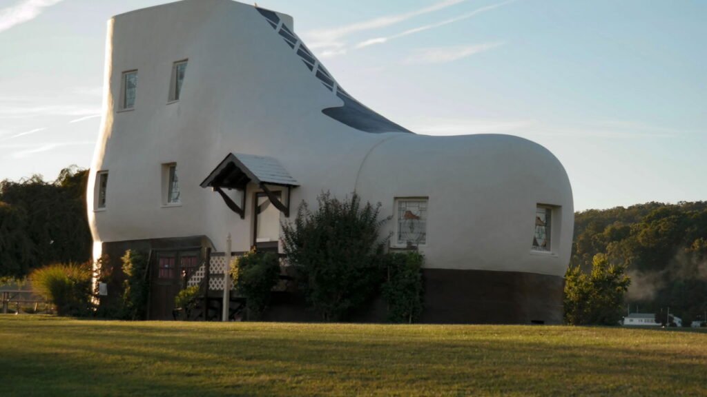 Conheça a cidade que possui uma casa em formato de sapato