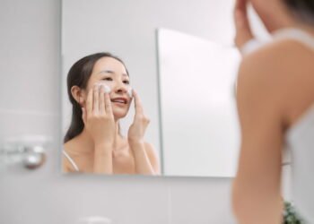 A rotina de 3 passos que está transformando peles cansadas e sobrecarregadas