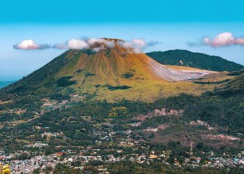 Conheça a cidade onde os mortos são enterrados dentro das casas