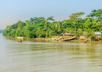 Conheça a cidade onde a escola funciona em um barco