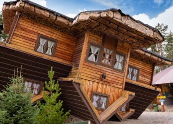 Conheça a cidade onde as janelas das casas são apenas desenhos