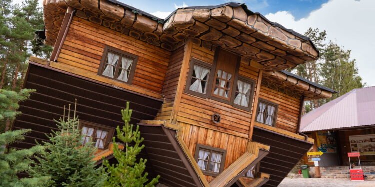 Conheça a cidade onde as janelas das casas são apenas desenhos