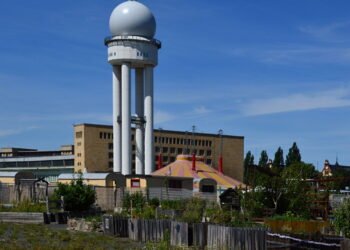 Conheça a cidade construída inteira dentro de um antigo aeroporto