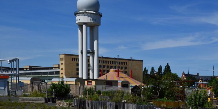 Conheça a cidade construída inteira dentro de um antigo aeroporto