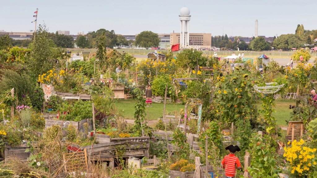 Conheça a cidade construída inteira dentro de um antigo aeroporto