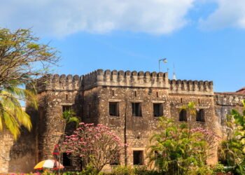 Conheça a cidade onde as casas são feitas de coral