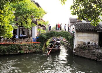 Conheça a cidade onde a água corre por canais dentro das casas