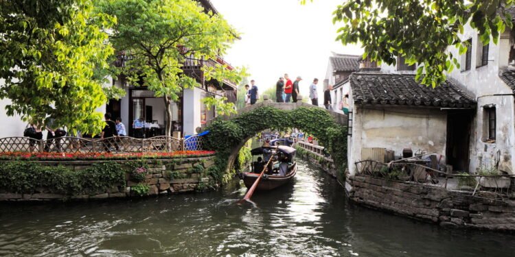 Conheça a cidade onde a água corre por canais dentro das casas