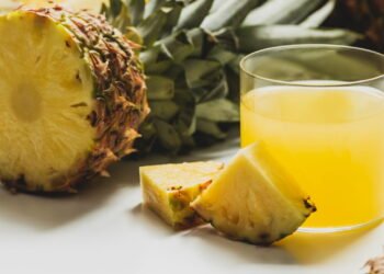 Tenha abacaxis frescos no seu quintal com esse passo a passo simples