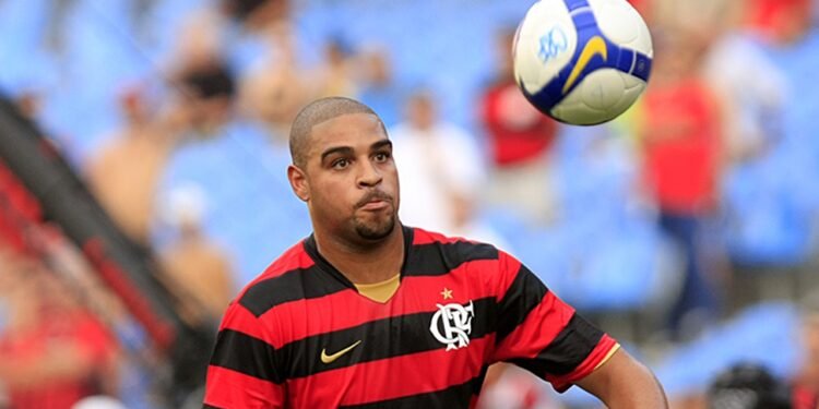 Conheça o império do Adriano Imperador, uma lenda do futebol brasileiro Adriano Imperador: // Reprodução: Wikimedia Commons