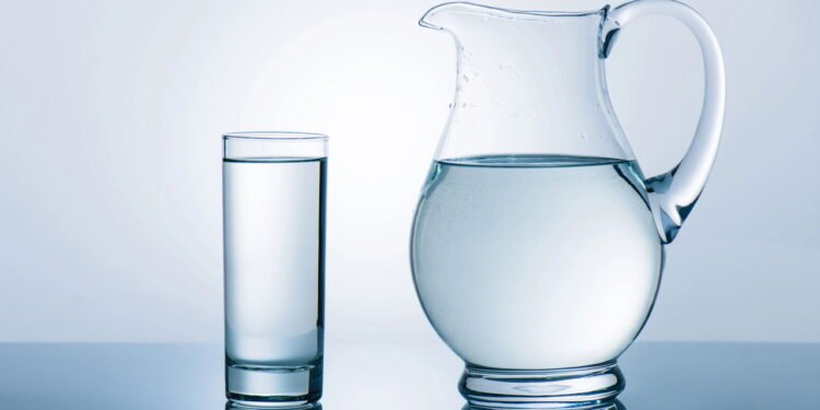 Por que beber água antes das refeições pode reduzir a fome?