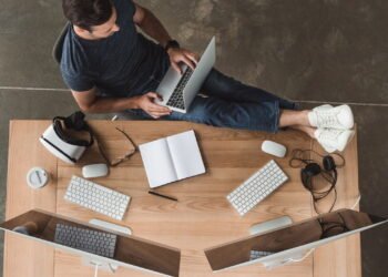 O hábito que você pratica no trabalho e melhora sua postura