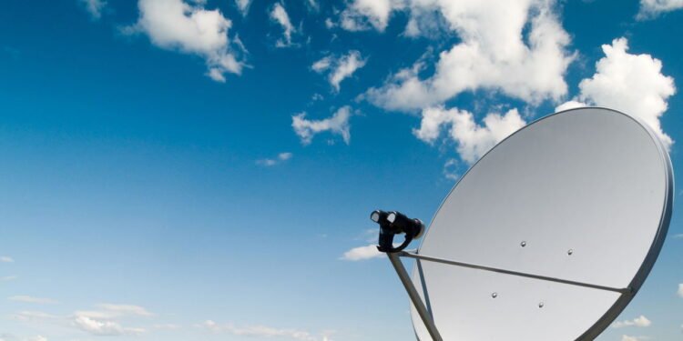 Entenda o prazo para substituir os modelos antigos de antena parabólica