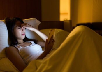 Qual o perigo de deixar o celular ao lado da cama?