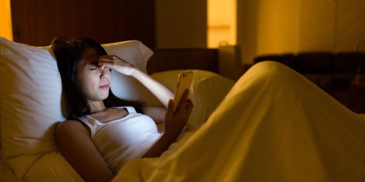 Qual o perigo de deixar o celular ao lado da cama?