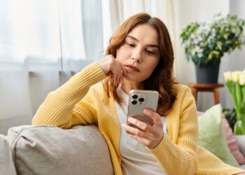 6 ajustes simples para usar o celular sem prejudicar sua coluna