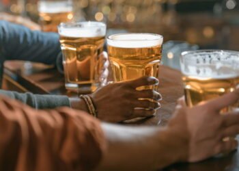 Esses são os malefícios do álcool na qualidade do sono, entenda