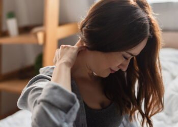 O impacto de dormir em posição errada na saúde do seu pescoço