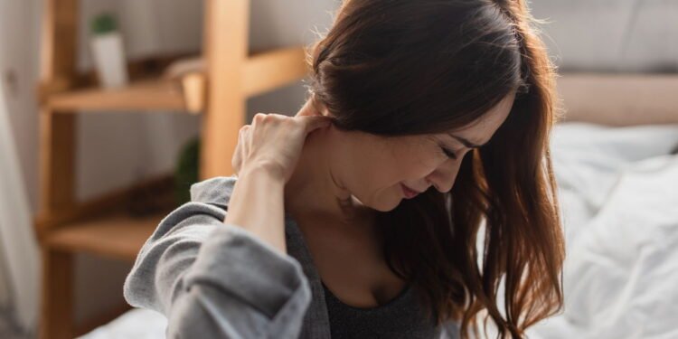 O impacto de dormir em posição errada na saúde do seu pescoço