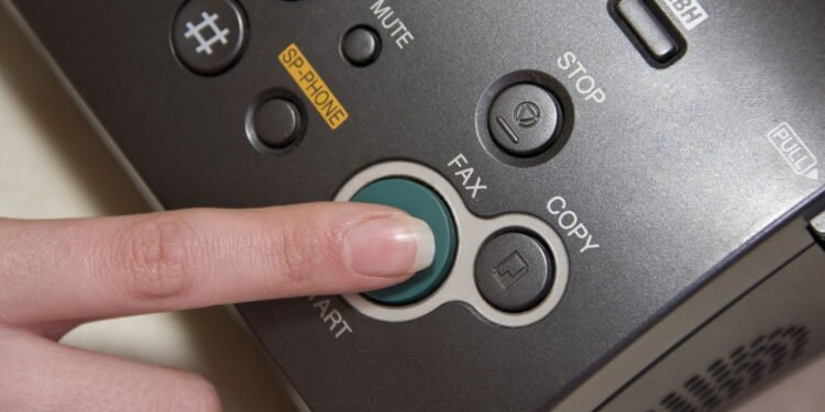 O fax ainda existe? Entenda por onde anda a tecnologia