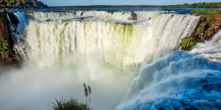 A cidade do Brasil que surpreende turistas por guardar uma das maravilhas naturais do planeta